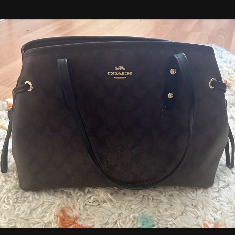 Beautiful coach tot bag with embossed hardware, practical inside pockets size m